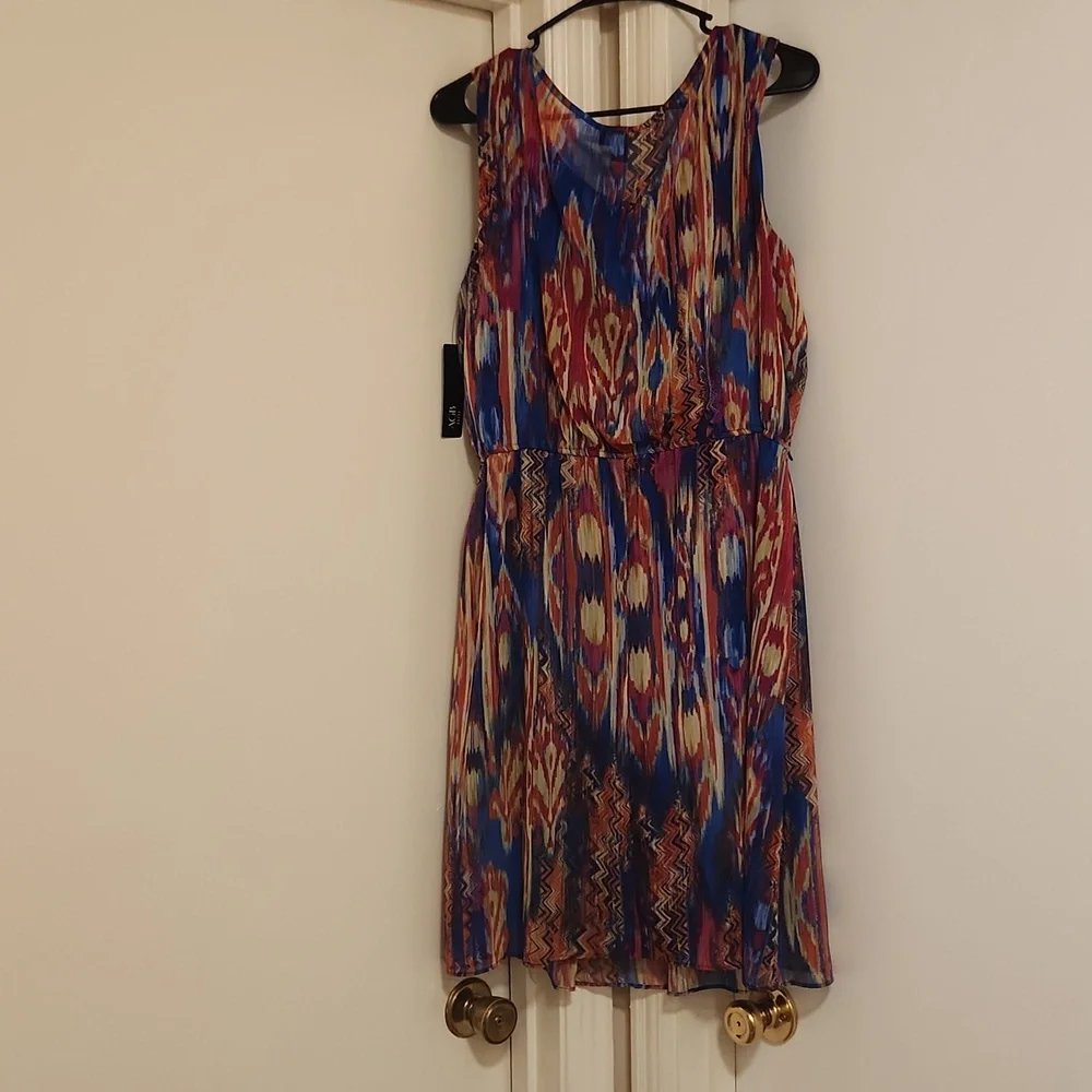 Colorful dress! It has belt loops to show your curves by adding a belt💃🏽 - Picture 2 of 7